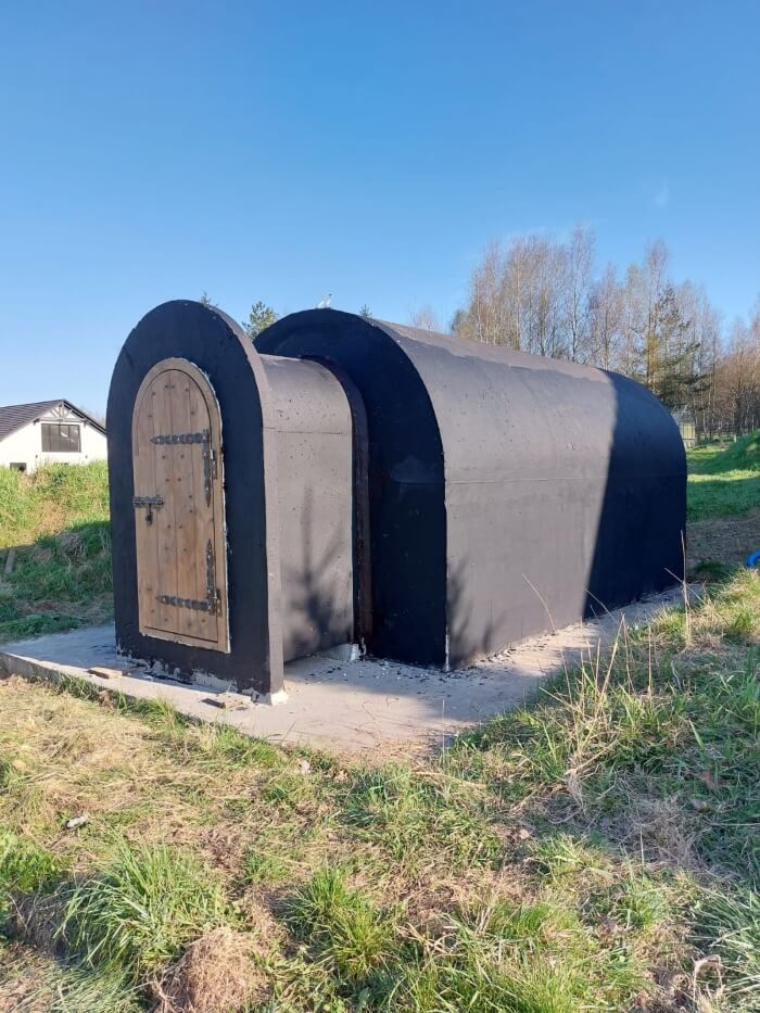 Hotový zahradní sklípek s předsíní, nainstalovaný na pozemku klienta v Kopřivnice